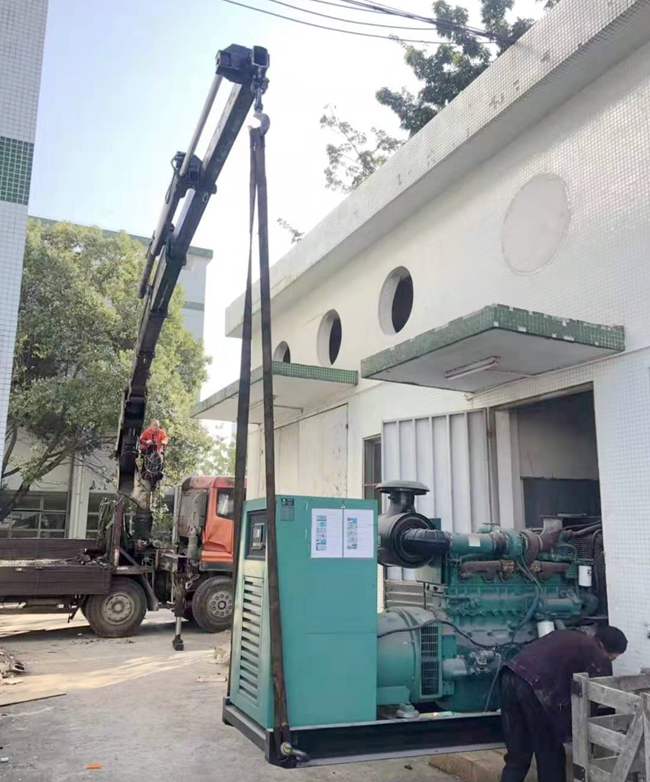 電子廠二手發(fā)電機(jī)組收購吊運(yùn)現(xiàn)場